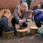 Kinderen in Noordscheschut maken een mini-insectenhotel tijdens de Bijenwerkdag Foto – Stefan Pronk