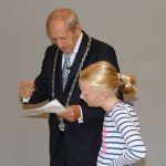 De burgemeester in overleg met de kinderdirecteur