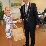 de kinderdirecteur krijgt een kado van de burgemeester 1