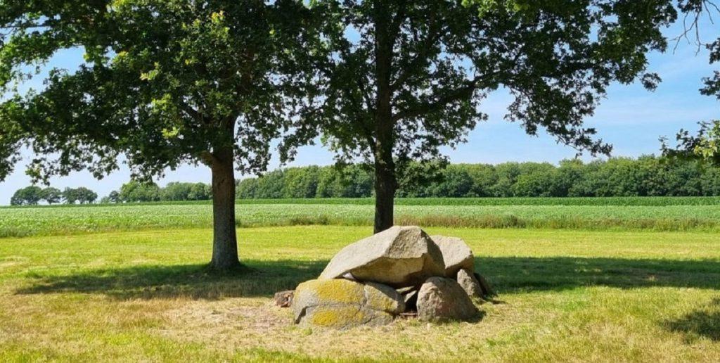 hunebedden en landschap