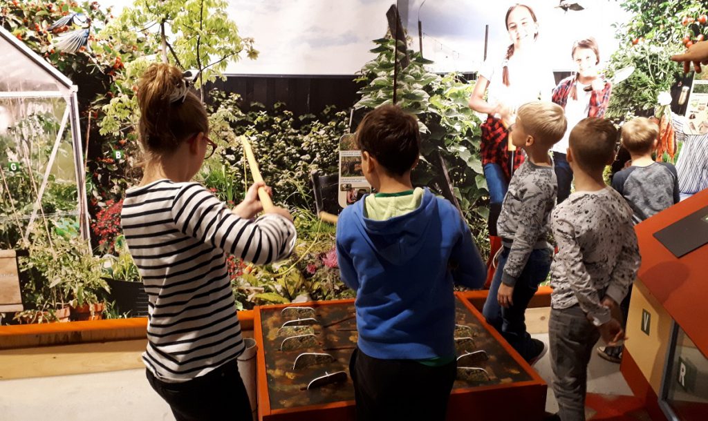 Leerlingen Sterrenschip openen expo DCA